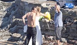 Los novios, ya a salvo, junto al fotógrafo en la playa. /Gorka Zabaleta -baleike.com/