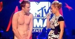 Un hombre desnudo irrumpe en plena ceremonia de los MTV