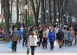 Ciudadanos pasean por la Gran Vía de Bilbao. / J. Alemany/