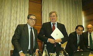 Fernández, el consejero Aguirre, Gómez (SEA-Emprearios Alaveses y Sánchez (Ekargi) en el acto donde tuvo lugar el controvertido discurso./ J.A./
