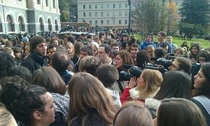 Imagen de la concentración en Deusto./ Jon Rebolleda. Vídeo de Roberto San Salvador, vicerrector de Comunicación de la universiad./