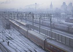 Un hombre camina por la estación de tren de Moscú a 18 grados bajo cero. ::Efe/