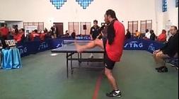El jugador egipcio saca con el pie. /YouTube/