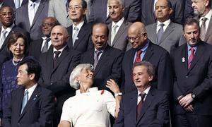 Christine Lagarde, directora gerente del Fondo Monetario Internacional, posa en la foto de familia de las personalidades asistentes a la asamblea anual del FMI y el Grupo del Banco Mundial en Tokio en octubre de 2012./ Reuters/