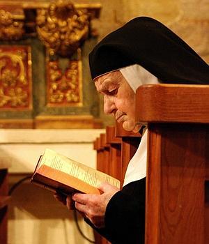 Sor Teresita dedica gran parte del día a leer los textos de la diócesis./ ABC/