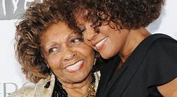 Whitney Houston y su madre en 2010./ AFP/