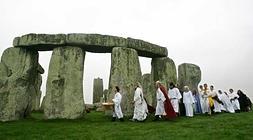 Una reunión de druidas en Stonehenge./