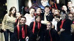 La pareja, junto a los trabajadores del restaurante oriental en el que cenaron. / Twitter/