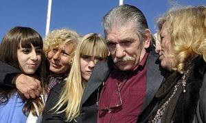 Miguel Montes Neiro, junto a su familia, el día que salió de la cárcel el año pasado./ Efe/