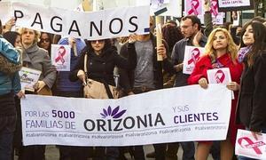 Trabajadores de Orizonia protestan ante la sede de la empresa en Palma. / EFE/