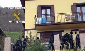 La Guardia Civil registra el domicilio de los arrestados/