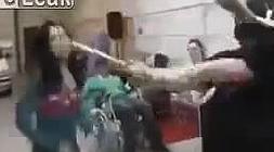 Momento en que la mujer recibe el fuerte golpe./