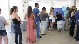 Varias personas esperan ser atendidas en una oficina de Lanbide./ P. Urresti/