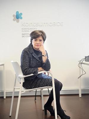 Belén Greaves, en su despacho en la sede de Kontsumobide en Vitoria. / Igor Aizpuru/