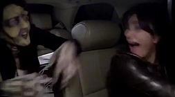 La chica sufre su primer susto. /Youtube/
