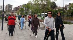 Los bastones hacen el efecto de impulsar hacia delante el cuerpo./