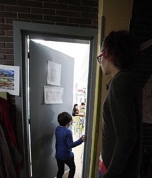 Ibai entra en su clase junto a la técnico de Educación Especial./ M. S./