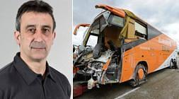 Rufino Murguía, junto al autobús accidentado./