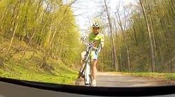 Sagan sube la bici al coche haciendo un caballito./