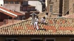 Los radicales cuelgan la bandera con cañas de pescar./ Youtube/