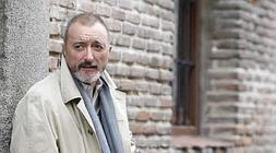 Pérez Reverte posa en una calle de Madrid./