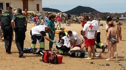 Personal del 061 y de Cruz Roja atienden al hombre en la playa. / R. Sánchez/