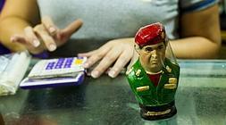 Las figuras de Chávez en yeso se venden como rosquillas./ EFE/