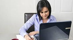 Dos tercios de las personas que trabajan en estas circunstancias son mujeres./ Fotolia/