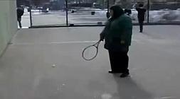 La mujer apenas se mueve./ Youtube/