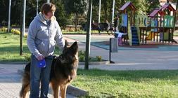 Una señora y su perro en Gernika./ M. Salguero/