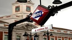 Entrada a la boca de metro Vodafone Sol en la Puerta del Sol. / Alberto Ferreras/