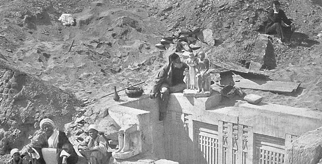 Mariette, en el centro, en una excavación en Saqqara en 1878./