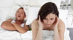 A menudo es la pareja del afectado quien le advierte de sus problemas de respiración./ E. C./