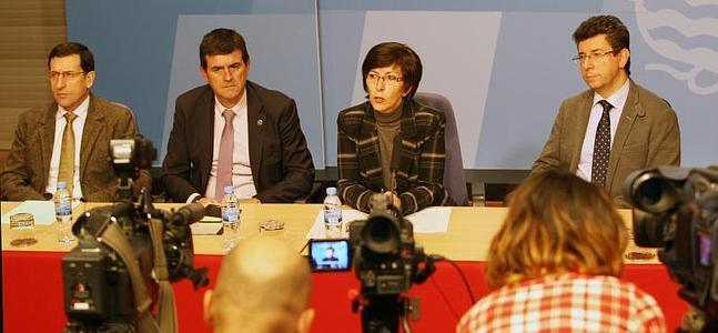 La consejera de Seguridad, Estefanía Beltrán de Heredia, junto a los vicenconsejeros Josu Zubiaga e Iñaki Gurtubai, respectivamente, y del director de la Ertzaintza, Gervasio Gabirondo, presentan el organigrama el lunes. / Pedro Urresti/