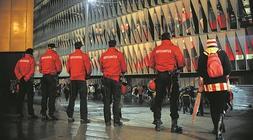 Ertzainas controlan los accesos a San Mamés en el Athletic-Celta del pasado día 19. / Ignacio Pérez/