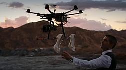 El novio mira hacia el dron, vehículo aéreo no tripulado, que inmortalizará el día de su boda./ Atlas/
