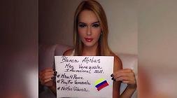 Una de las misses posa con el cartel que ha hecho para el vídeo./ Youtube/