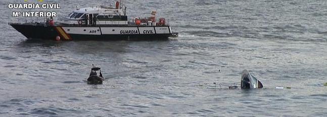 Un pesquero se hunde en Bermeo tras ser rescatados dos marineros por la Guardia Civil