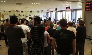 Numerosas personas esperan a ser atendidas en una oficina de Álava, la única de las tres provincias que tiene más personas sin trabajo que hace un año. / E. C./