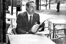 1977. UN SOCIO, UN VOTO. El apoyo de los compromisarios más jóvenes dio la presidencia a Beti Duñabeitia. / MANU CECILIO/