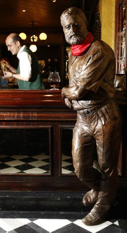 CON 'FUNDADOR'. La estatua en el Iruña sorprende al turista. / REPORTAJE FOTOGRÁFICO: LUIS ÁNGEL GÓMEZ/