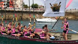 LA SEGUNDA. Pasai Donibane celebra su triunfo en la Ikurriña de EL CORREO, celebrada en Lekeitio. / MITXEL ATRIO/