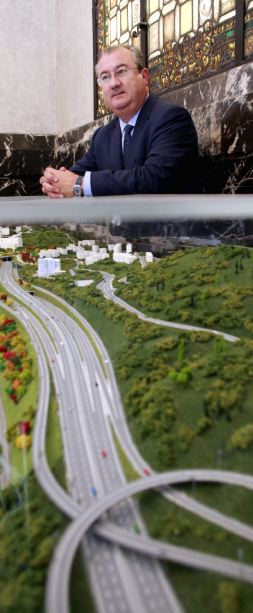RETO. Hidalgo, con la maqueta del acceso a San Mamés. / MITXEL ATRIO/