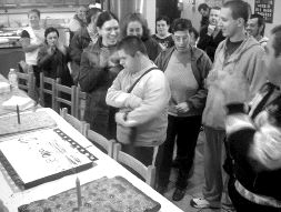 DEGUSTACIÓN DE TARTAS. Socios de 'Auzopolis' en la sociedad Txalaparta. /A. L./