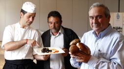 ESPECIALISTAS. El cocinero, Urrutia; el cazador, Viñaspre, y el setero, Ruiz. / MITXEL ATRIO/