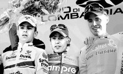 FELICIDAD. Samuel Sánchez sonríe en el podio del Giro de Lombardía junto a Cunego, el ganador, y Ricco. / AP/