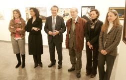 SOLIDARIOS. Emilio Del Río y Manuel Benito dieron ayer, junto con otras personalidades, por iniciada la muestra pictórica. / S. ESPINOSA/