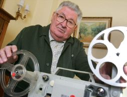 EL AUTOR. El cineasta vizcaíno Policarpo Fernández Azcoaga, junto a un proyector. / Vídeo: Filmoteca Vasca/