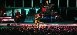 LA LEYENDA. Decenas de manos 'imploran' al Boss, entregados al que ya se considera un mito en la historia del rock. / FOTOS: IGNACIO PÉREZ, FERNADO GÓMEZ Y BORJA AGUDO/
