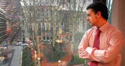 CON VISTAS. Iñigo Urkullu observa los bilbaínos Jardines de Albia desde su despacho en Sabin Etxea. / J . L. NOCITO/